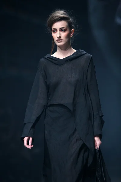 Modelo de moda usa roupas feitas por Etna Maar no show "CRO A PORTER" — Fotografia de Stock