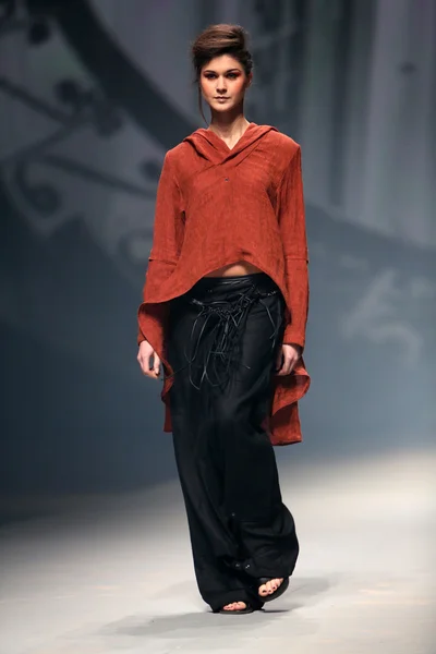 Modelmodel trägt bei "Cro a Porter" -Show Kleider von Ätna Maar — Stockfoto