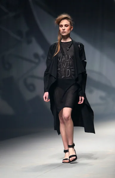 Fashion model bærer tøj lavet af Etna Maar på "CRO A PORTER" show - Stock-foto