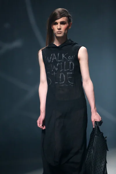 फैशन मॉडल "क्रो ए पोर्टर" शो पर एटना मारा द्वारा बनाए गए कपड़े पहनता है — स्टॉक फ़ोटो, इमेज
