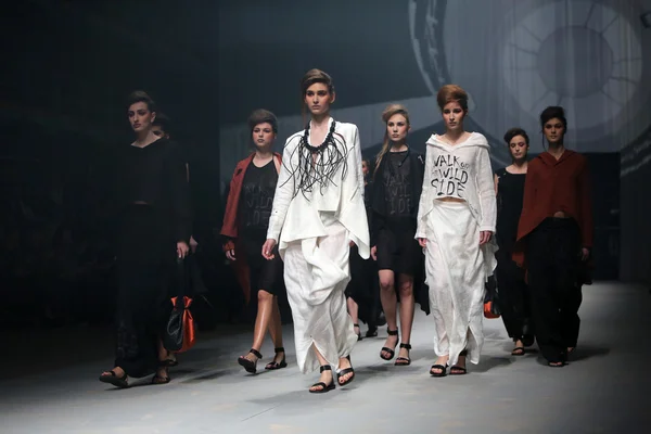 फैशन मॉडल "क्रो ए पोर्टर" शो पर एटना मारा द्वारा बनाए गए कपड़े पहनता है — स्टॉक फ़ोटो, इमेज