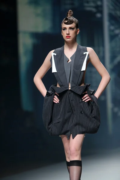 Модель моды носит одежду, сделанную Even East на шоу "CRO A PORTER" — стоковое фото