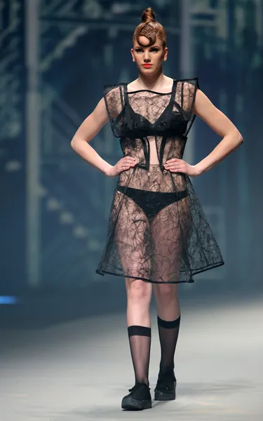 Modelo de moda lleva ropa hecha por Even East en "CRO A PORTER" show —  Fotos de Stock