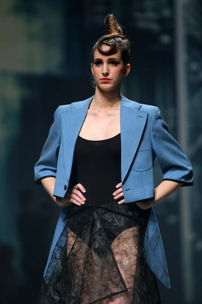 Modelo de moda lleva ropa hecha por Even East en "CRO A PORTER" show — Foto de Stock