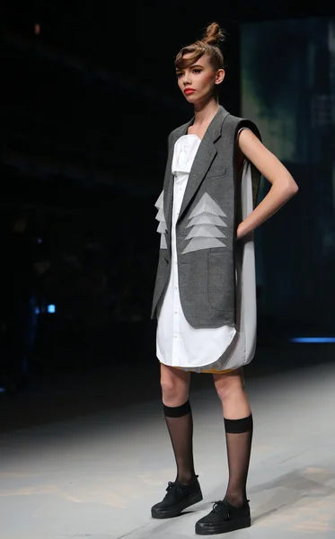 Modelo de moda usa roupas feitas pelo Even East no show "CRO A PORTER" — Fotografia de Stock