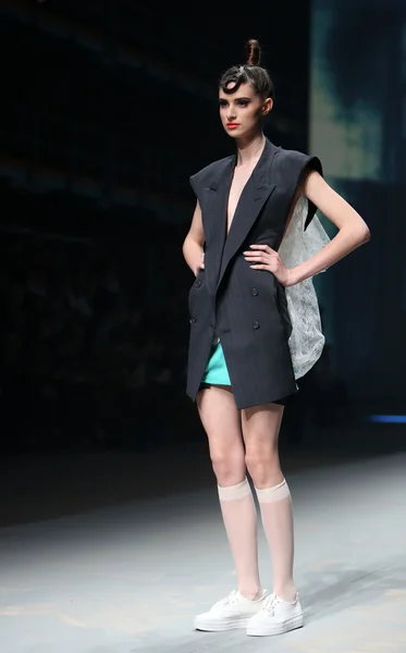 Modelmodel trägt bei "Cro a Porter" -Show Kleider, die selbst aus dem Osten stammen — Stockfoto