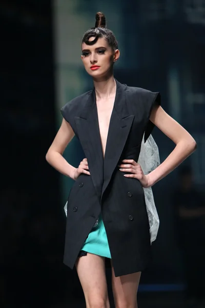 Modelmodel trägt bei "Cro a Porter" -Show Kleider, die selbst aus dem Osten stammen — Stockfoto