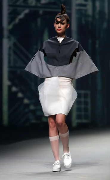 Fashion model draagt kleding gemaakt door zelfs Oosten op "cro een porter" show — Stockfoto