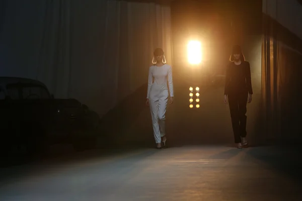 Модная модель носит одежду от Hippy Garden на шоу "CRO A PORTER" — стоковое фото