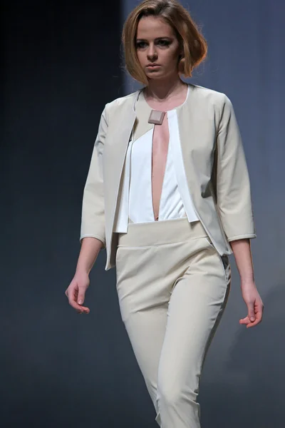 Modelo de moda usa roupas feitas por Hippy Garden no show "CRO A PORTER" — Fotografia de Stock
