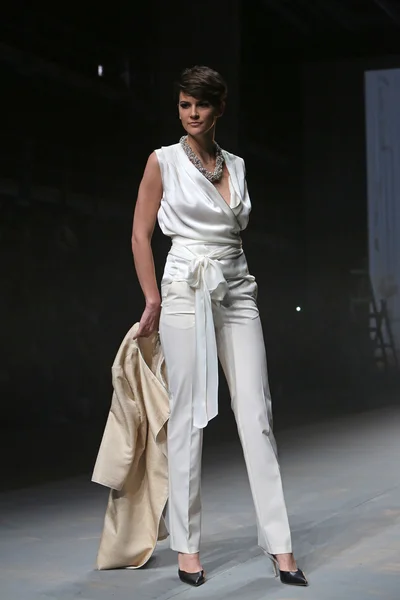 ファッションのモデルは「クロ ポーター」ショー ガーデン ヒッピーによって作られた服を着ています。 — ストック写真