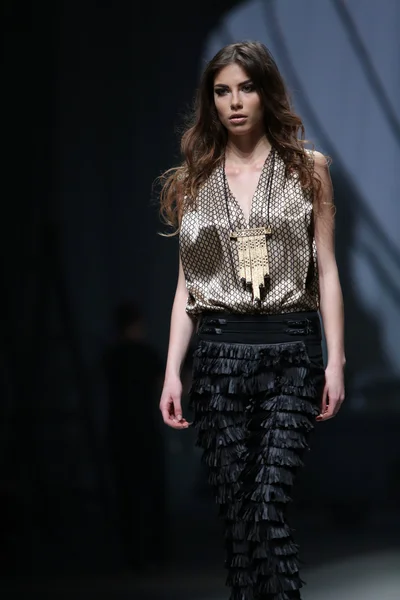 Modelo de moda lleva ropa hecha por Hippy Garden en "CRO A PORTER" show —  Fotos de Stock