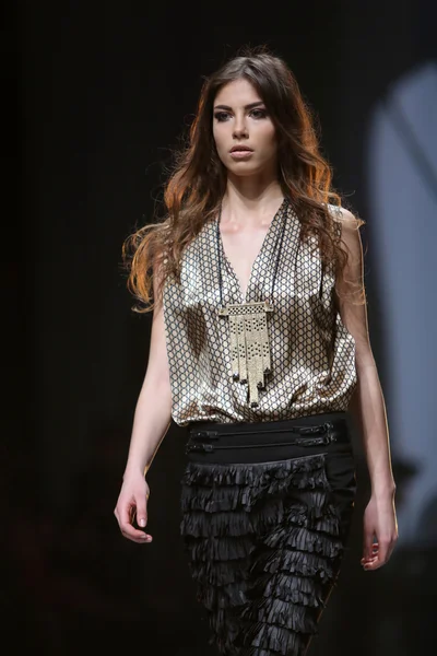 Модная модель носит одежду от Hippy Garden на шоу "CRO A PORTER" — стоковое фото