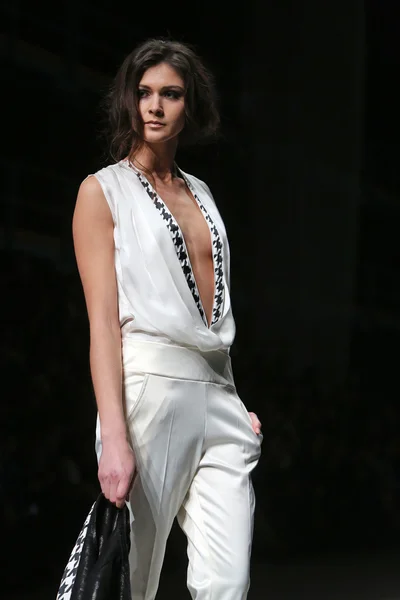 ファッションのモデルは「クロ ポーター」ショー ガーデン ヒッピーによって作られた服を着ています。 — ストック写真