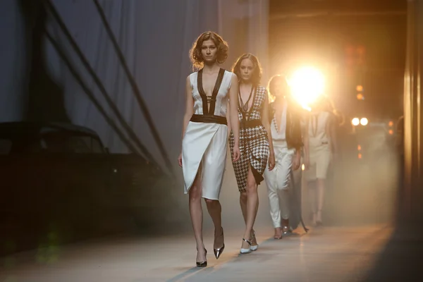 Мода модель носить одяг, зроблених хіпі саду на шоу "cro Портера" — стокове фото