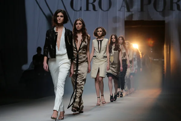 Modelo de moda usa roupas feitas por Hippy Garden no show "CRO A PORTER" — Fotografia de Stock