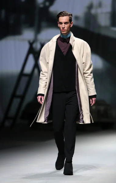 Modell bär kläder tillverkade av Ivanman på "Cro A Porter" show — Stockfoto