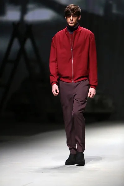 Modell bär kläder tillverkade av Ivanman på "Cro A Porter" show — Stockfoto