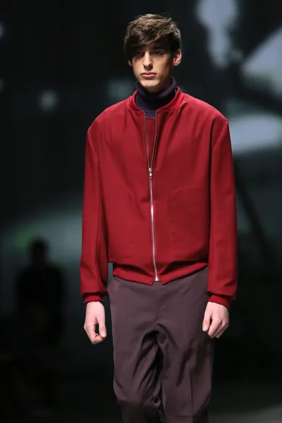 Modelul de moda poarta haine facute de Ivanman la emisiunea "CRO A PORTER" — Fotografie, imagine de stoc