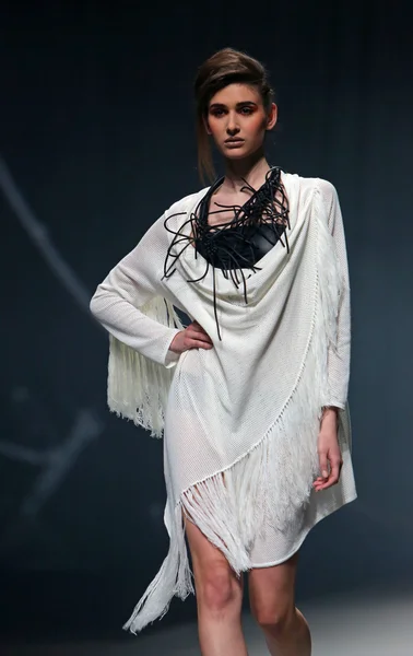 Le mannequin porte des vêtements fabriqués par Etna Maar lors du défilé "CRO A PORTER" — Photo