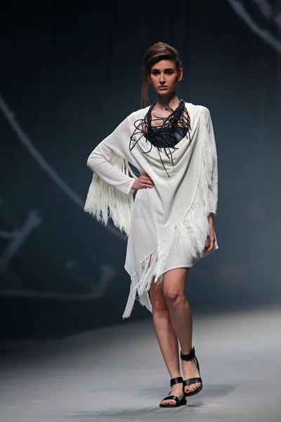 Modelul de moda poarta haine realizate de Etna Maar la emisiunea "CRO A PORTER" — Fotografie, imagine de stoc