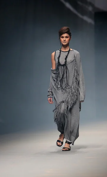 Модель моды носит одежду Этны Маар на шоу "CRO A PORTER" — стоковое фото