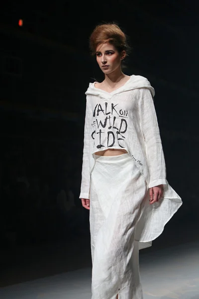 Modelmodel trägt bei "Cro a Porter" -Show Kleider von Ätna Maar — Stockfoto