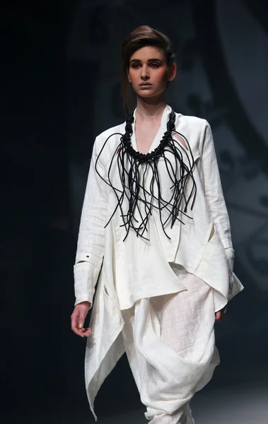 Modelo de moda lleva ropa hecha por Etna Maar en "CRO A PORTER" show — Foto de Stock