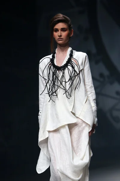 Moda modella indossa abiti realizzati da Etna Maar in mostra "CRO A PORTER" — Foto Stock