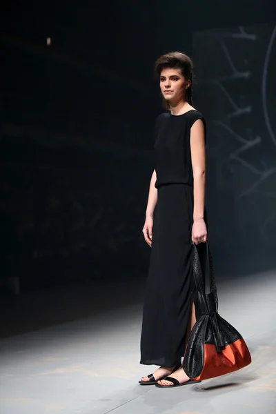 Fashion model bærer tøj lavet af Etna Maar på "CRO A PORTER" show - Stock-foto