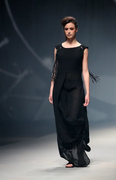 Мода модель носить одяг, зроблених Етна maar на шоу "cro Портера" — стокове фото