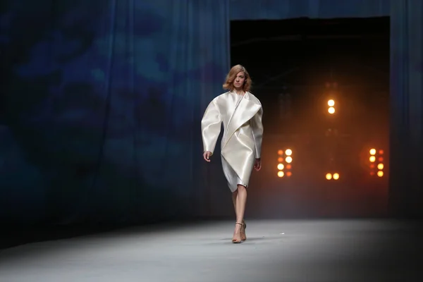 ファッションのモデルは「クロ ポーター」ショーでマヌエル maligec によって作られた服を着ている — ストック写真