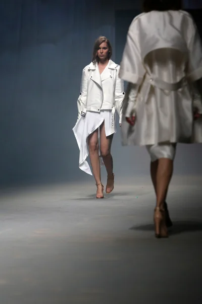 Modelo de moda usa roupas feitas por Manuel Maligec no desfile "CRO A PORTER" — Fotografia de Stock