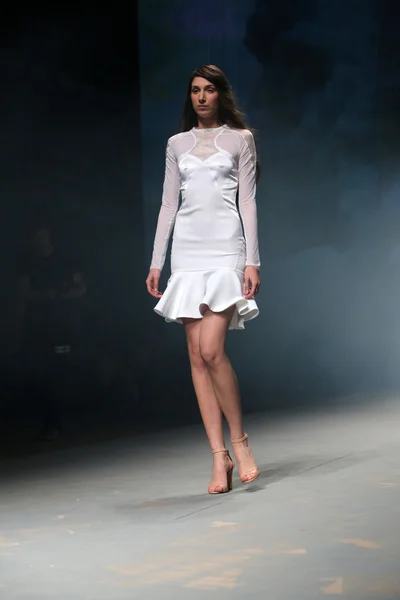 Modelo de moda viste ropa hecha por Manuel Maligec en "CRO A PORTER" show —  Fotos de Stock