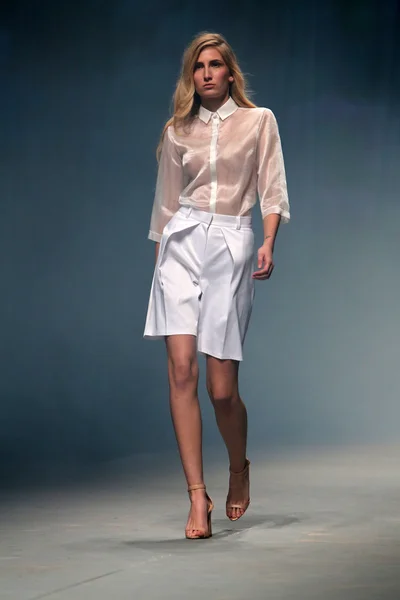 Moda modella indossa abiti realizzati da Manuel Maligec in mostra "CRO A PORTER" — Foto Stock