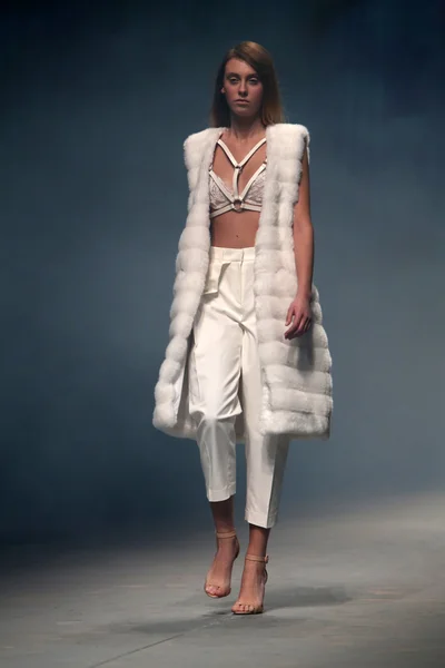 Fashion model bærer tøj lavet af Manuel Maligec på "CRO A PORTER" show - Stock-foto