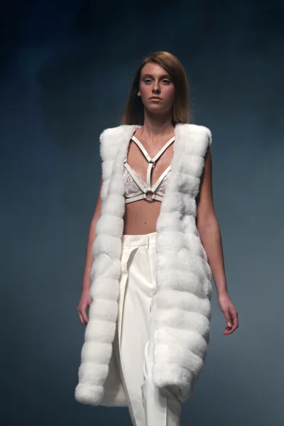 Модель моды носит одежду Мануэля Малигека на шоу "CRO A PORTER" — стоковое фото