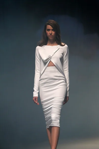 Модель моды носит одежду Мануэля Малигека на шоу "CRO A PORTER" — стоковое фото