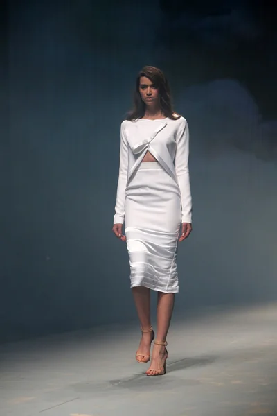 Modelmodel trägt bei "Cro a Porter" -Show Kleider von manuellem maligec — Stockfoto