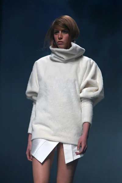패션 모델 "cro 포터" 쇼에 마누엘 maligec에 의해 만들어진 옷을 입으십시오 — 스톡 사진