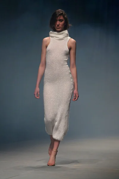 Modelo de moda viste ropa hecha por Manuel Maligec en "CRO A PORTER" show —  Fotos de Stock