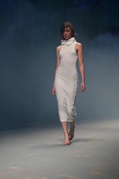 Moda modella indossa abiti realizzati da Manuel Maligec in mostra "CRO A PORTER" — Foto Stock