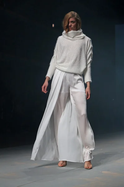 Modelmodel trägt bei "Cro a Porter" -Show Kleider von manuellem maligec — Stockfoto