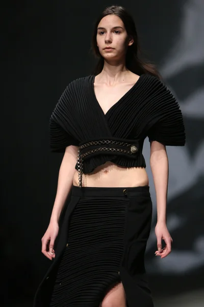Modelo de moda lleva ropa hecha por Madame Demode en "CRO A PORTER" show —  Fotos de Stock
