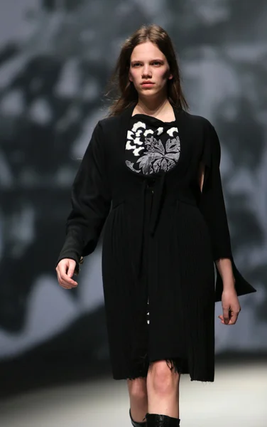 Modelmodel trägt Kleider von Madame Demode bei "Cro a Porter" -Show — Stockfoto