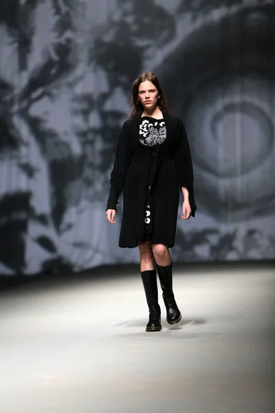 Modelo de moda usa roupas feitas por Madame Demode no show "CRO A PORTER" — Fotografia de Stock