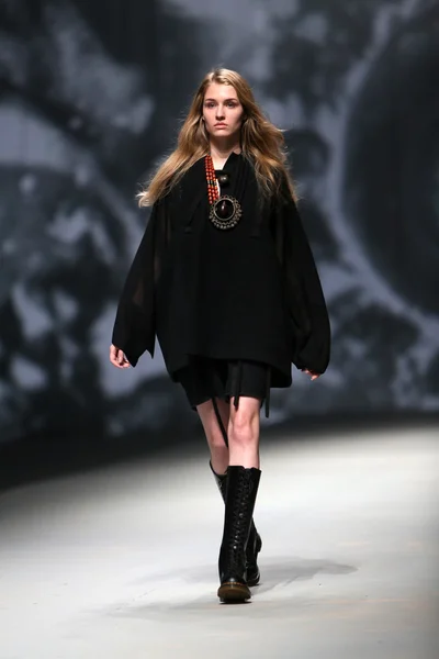 Modelmodel trägt Kleider von Madame Demode bei "Cro a Porter" -Show — Stockfoto