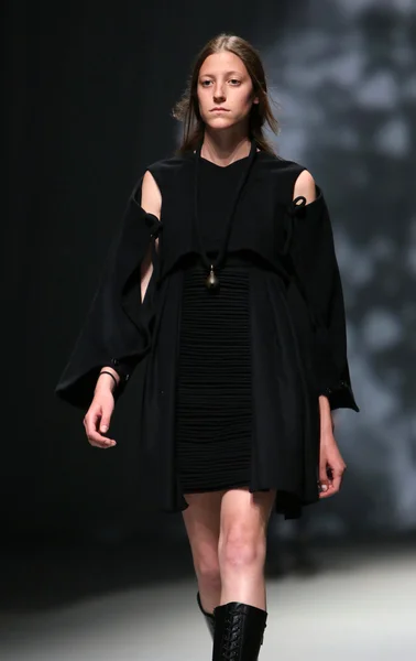 Fashion model bærer tøj lavet af Madame Demode på "CRO A PORTER" show - Stock-foto
