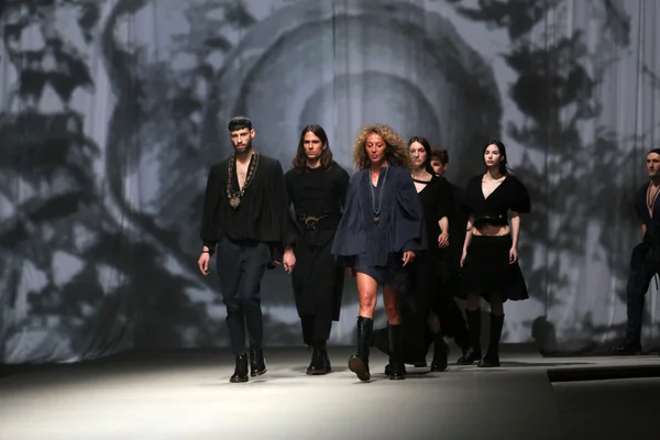 Modelo de moda lleva ropa hecha por Madame Demode en "CRO A PORTER" show — Foto de Stock