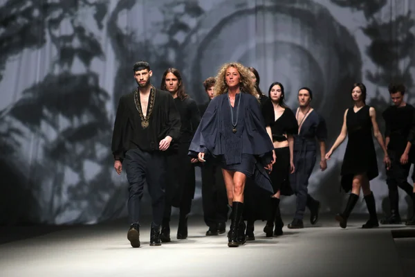 Модная модель носит одежду мадам Демод на шоу "CRO A PORTER" — стоковое фото